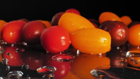 Filmische-Makro-Totalaufnahme-Einiger-Roter-Und-Orangefarbener-Feuchter-Kirschtomaten