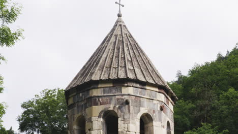 Glockenturm-Der-Mtsvane-Klosterkirche-Mit-Heiligem-Kreuz-An-Der-Spitze,-Georgia