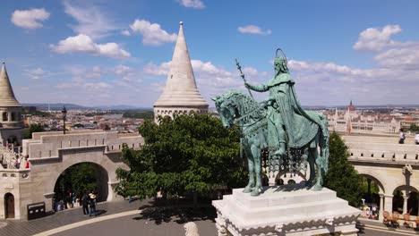 La-Estatua-Del-Rey-De-San-Esteban-Con-El-Bastión-De-Los-Pescadores-En-El-Fondo,-Budapest
