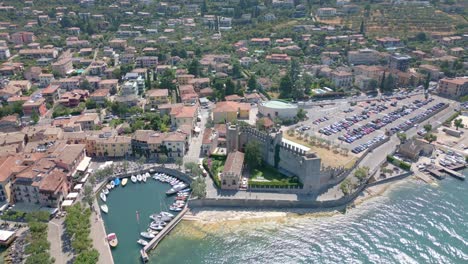 Historisches-Scaligero-Schloss-An-Der-Küste-Des-Gardasees,-Italien---Luftdrohnenanflug
