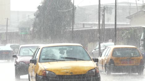 Yaounde-traffic-under-heavy-rainfall-and-downpour,-Camroon
