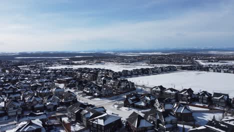 Luftaufnahme-Einer-Vorstadtgemeinde-Bei-Sonnenuntergang-In-Calgary,-Alberta-Im-Winter