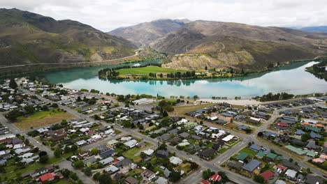 Wunderschöne-4K-Luftaufnahme-Der-Stadt-Cromwell-In-Der-Region-Central-Otago-Auf-Der-Südinsel-Neuseelands