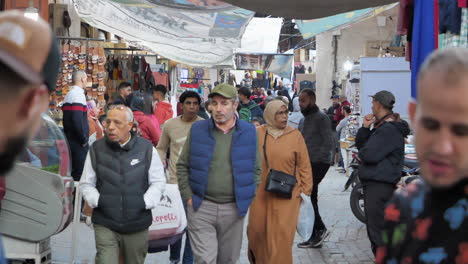 Mercado-De-La-Medina-De-Marrakech-Vista-De-La-Calle-A-Cámara-Lenta