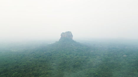 Luftaufnahme-Des-Pidurangala-Felsens-Und-Des-Sigiriya-Felsens-In-Sri-Lanka