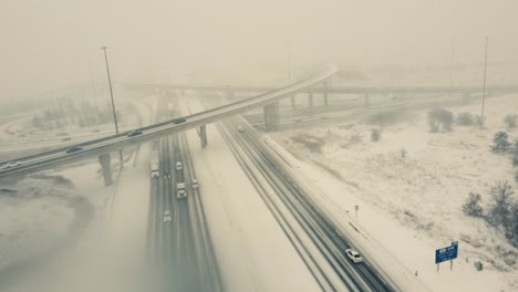 Drohnenaufnahmen-über-Einer-Kreuzung-Mit-Autobahnbrücken-In-Toronto,-Kanada,-Nach-Dem-Gewaltigen-Schneefall-Im-Januar