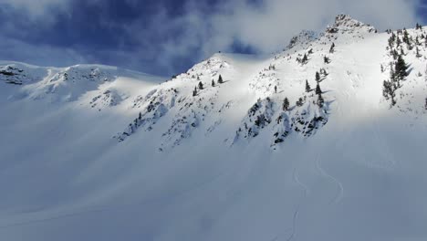 Montaña-Cubierta-De-Nieve-Cerca-De-Golden-Town,-Columbia-Británica-En-Canadá