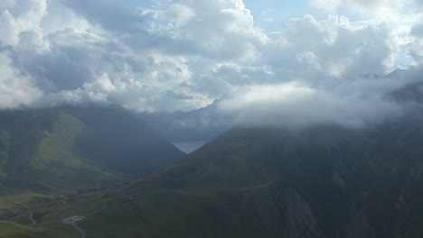 Aufnahme-Einer-Luftaufnahme-über-Einer-Berglandschaft-Im-Nationalpark-Vanoise,-Frankreich
