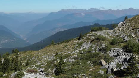 Grüne-Täler-Und-Blauer-See-Im-Hintergrund,-Französische-Alpen-Während-Der-Sommersaison,-Col-De-La-Loze-In-Frankreich