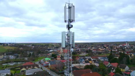 Telekommunikationsturm-Mit-Blick-Auf-Häuser-An-Einem-Bewölkten-Tag
