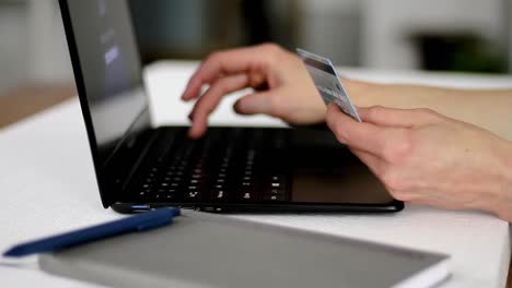 Kaufen-Und-Einkaufen-Mit-Der-Kreditkarte-Online-Im-Internet-Mit-Leuten-Stock-Video-Stock-Fooage
