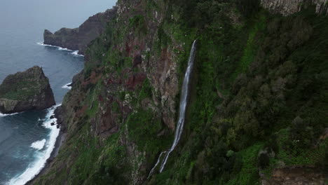 Acantilados-Rocosos-Empinados-Con-Cascadas-En-Rocha-Do-Navio-En-La-Isla-De-Madeira,-Santana-Portugal