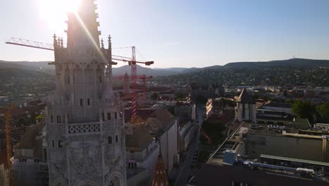 Luftaufnahme-Neugotischer-Ornamente-Des-Glockenturms-Der-Matthiaskirche,-Budapest