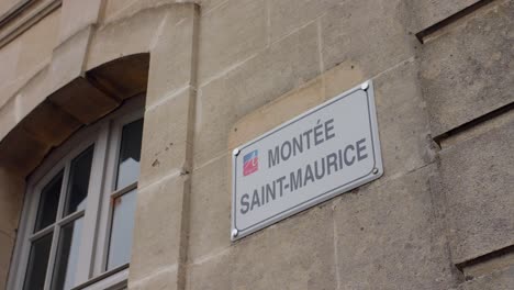 Montee-Saint-maurice-Cartel-En-La-Pared-De-Un-Edificio-En-Angrys,-Francia