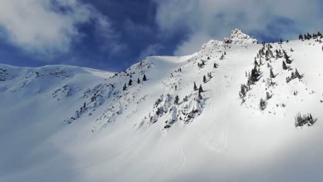 Verschneiter-Berg-An-Sonnigem-Tag,-Golden,-Britisch-Kolumbien-In-Kanada