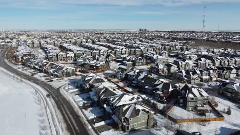 Vista-Aérea-De-Una-Comunidad-Suburbana-Al-Atardecer-En-Calgary,-Alberta-En-Invierno