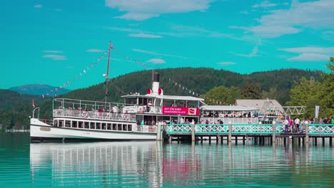 Passengers-boarding-a-steamboat-for-a-boat-trip-on-Lake-Wörthersee,-Klagenfurt,-Carinthia,-Austria