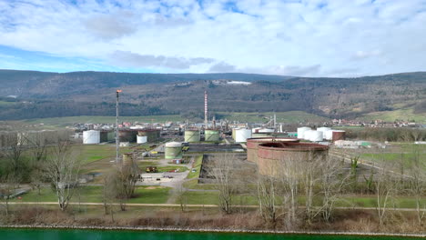 Refinería-De-Petróleo-Químico-En-Cressier-Suiza-En-Un-Soleado-Día-De-Otoño