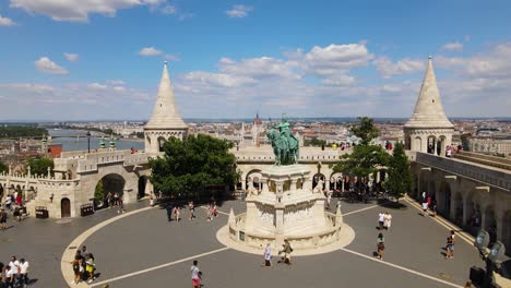 Statue-Des-Heiligen-Stephan-Des-Königs-Und-Fischerbastei,-Budapest