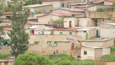 Mittlere-Nahaufnahme-Von-Häusern-Am-Hang-Eines-Slums-In-Ruanda