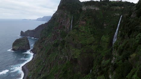 Vista-Impresionante-De-Las-Cascadas-En-La-Caminata-De-Montaña-Rocha-Do-Navio-En-Madeira,-Portugal
