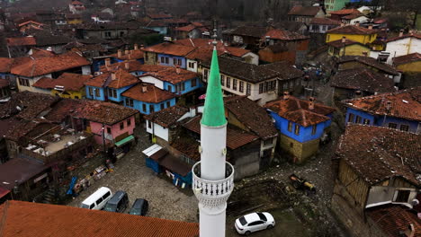 Drohne-Umkreist-Das-Minarett-Der-Moschee-Im-Historischen-Dorf-Cumalikizik-In-Bursa,-Türkei