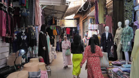Various-females-browsing-Medina-fashion-street-bazaar-alley,-Marrakesh