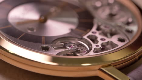 Nahaufnahme-Der-Luxuriösen-Rotierenden-Mechanischen-Piaget-Armbanduhr-Mit-Uhrwerk-Und-Handwerklichen-Details