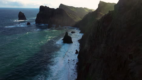 Atemberaubender-Sonnenaufgangsblick-Auf-Ponta-De-Sao-Lourenco-Auf-Der-Insel-Madeira-In-Portugal