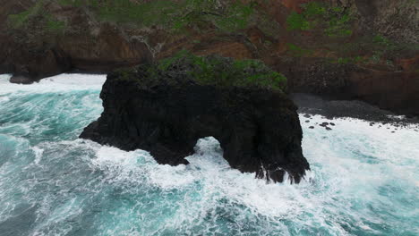 Mächtige-Brechende-Wellen-An-Den-Vulkangesteinen-Ponta-De-Sao-Lourenco-Auf-Der-Insel-Madeira,-Portugal