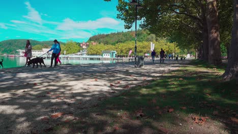 Gente-Disfrutando-De-Un-Hermoso-Día-Caminando-Por-La-Orilla-Del-Lago-Wörthersee