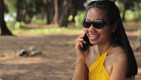 Asiatische-Frau-Mit-Sonnenbrille-Telefoniert