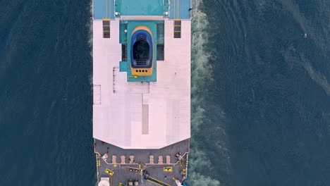 Hubschrauberlandeplatz-Auf-Einem-Schiff,-Das-Im-Blauen-Meerwasser-Navigiert