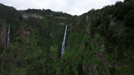 Impresionante-Vista-De-La-Cascada-De-Rocha-Do-Nau-En-El-Parque-Natural,-Isla-De-Madeira,-Portugal