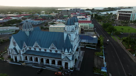 Drone-Orbitando-Sobre-La-Arquitectura-Restaurada-De-La-Catedral-De-La-Inmaculada-Concepción-En-Apia,-Samoa