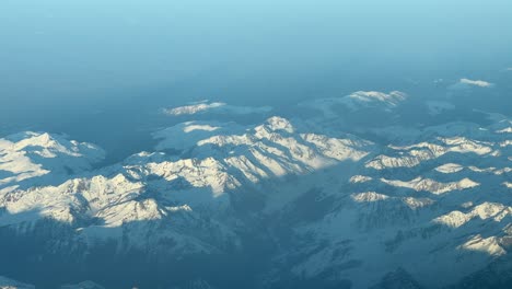 Luftpanoramablick-Auf-Die-Pyrenäen-Aus-Einem-Jet-Cockpit