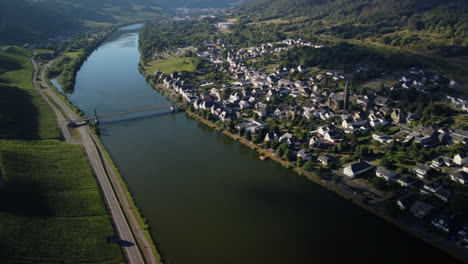 Pan-Sobre-El-Lago-Moselle-Y-El-Pueblo-De-Wehlen