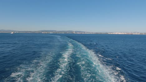 Fähre-Verlässt-Kielwasser-Im-Ozean-Mit-Blick-Auf-Den-Hafen-Von-Algeciras-Im-Hintergrund