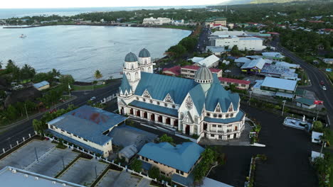 Vista-Aérea-Sobre-La-Catedral-De-La-Inmaculada-Concepción-En-Apia,-Samoa-Durante-La-Puesta-De-Sol---Disparo-De-Drones