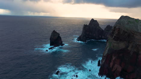 Luftaufnahme-Des-Meeresstapels-In-Der-Nähe-Von-Ponta-Do-Castelo-Bei-Sonnenaufgang-In-Ponta-De-Sao-Lourenco,-Madeira,-Portugal