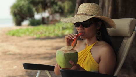 Asiatisches-Mädchen-Trinkt-Frischen-Kokosnusssaft-An-Der-Tropischen-Küste