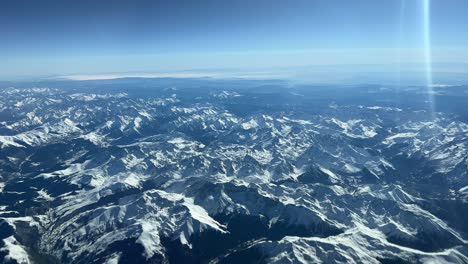 Luftseitenansicht-Aus-Einem-Jet-Cockpit-Der-Schweizer-Alpen,-Die-In-12000-M-Höhe-Fliegen