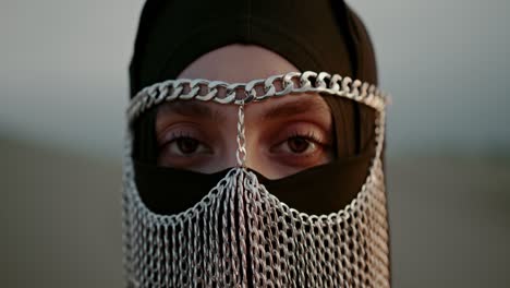 Niqabi-Arabische-Muslimische-Frau-Mit-Gesichtsschmuck,-Offenen-Braunen-Augen,-Nahaufnahme