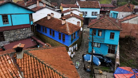 Alte-Häuser-Des-Osmanischen-Dorfes-Cumalikizik-In-Bursa,-Türkei---Luftaufnahme