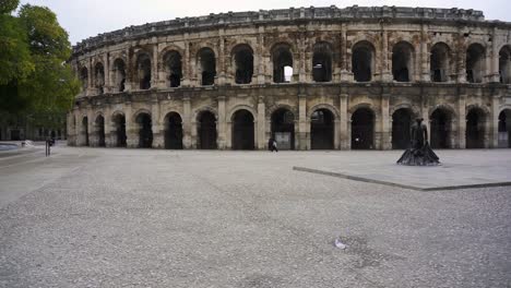 Die-Historische-Römische-Arena-Von-Nîmes,-Langsamer-Schwenk,-Der-Die-Erstaunliche-Architektur-Enthüllt
