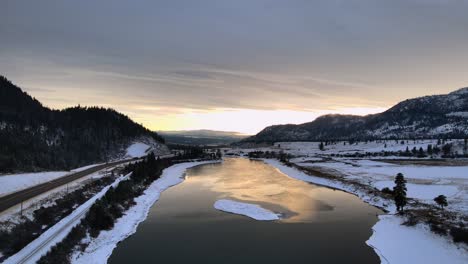 Atemberaubender-Wintersonnenuntergang-über-Dem-Thompson-River-Mit-Schneebedeckten-Bergen-In-Kamloops,-BC