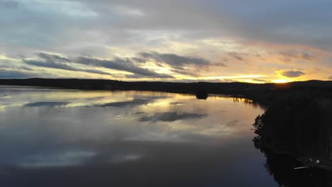 Drohnenaufnahmen-Eines-Sees-In-Schweden-Bei-Sonnenuntergang