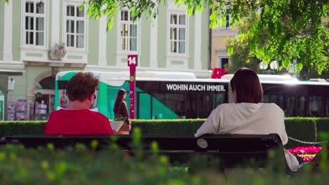 Zwei-Frauen-Sitzen-Auf-Einer-Bank-Im-Landhauspark