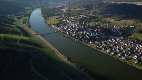 Vuelo-Hacia-El-Lago-Moselle-Al-Lado-Del-Pueblo