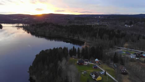 Drohnenaufnahmen-Vom-Sonnenuntergang-An-Einem-See-In-Schweden